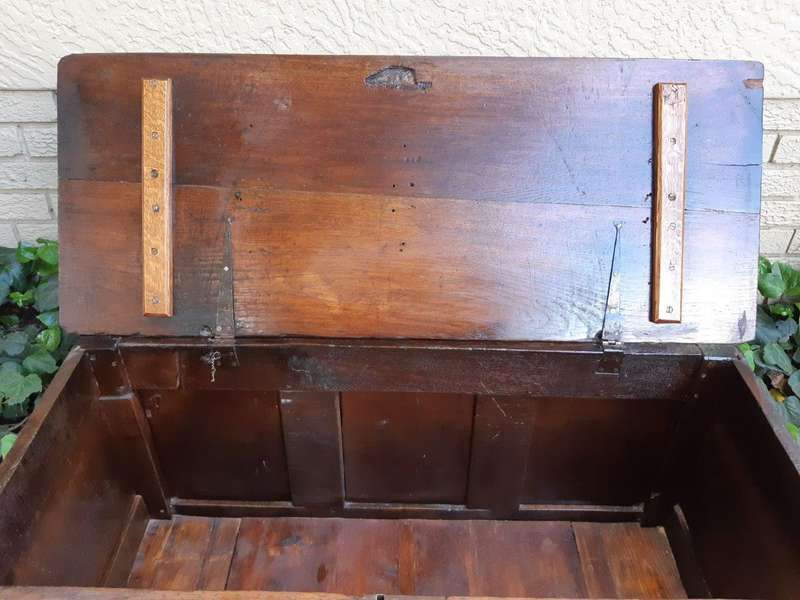 Early 19th century Continental oak chest