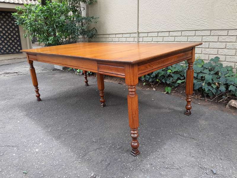 An Antique Edwardian Carved Oak Wood Dining Table (10 Seater)