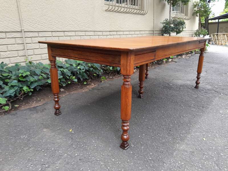 An Antique Edwardian Carved Oak Wood Dining Table (10 Seater)