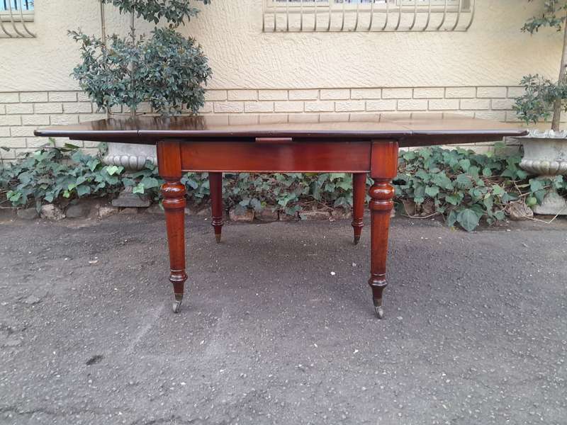 Victorian Mahogany Extension Table On Castors (8 Seater)