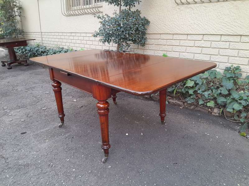 Victorian Mahogany Extension Table On Castors (8 Seater)