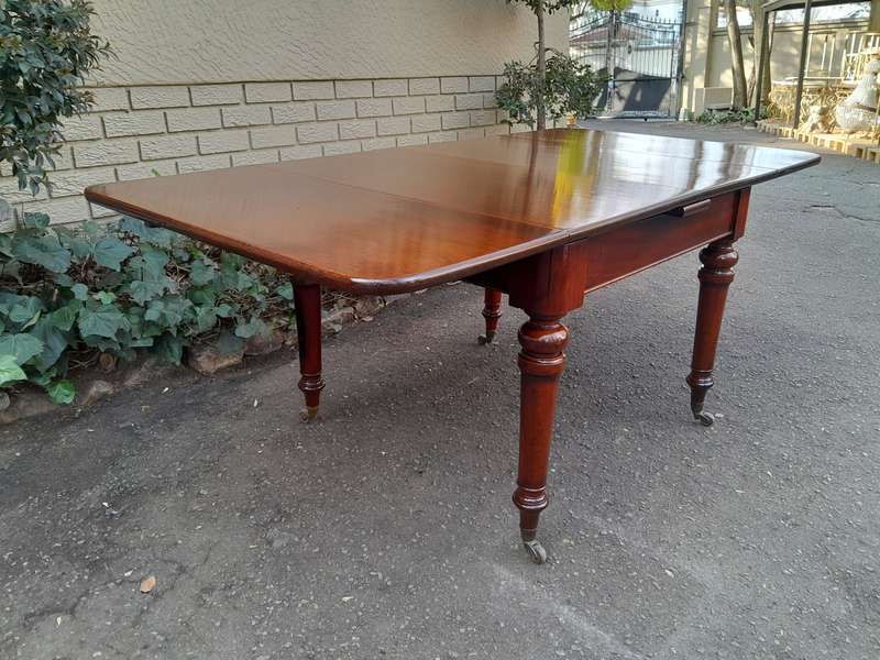 Victorian Mahogany Extension Table On Castors (8 Seater)