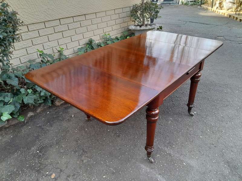 Victorian Mahogany Extension Table On Castors (8 Seater)