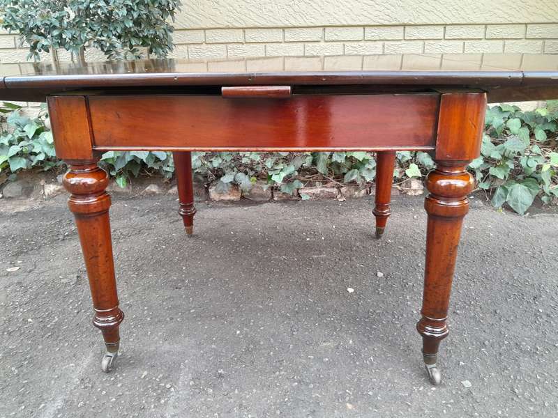 Victorian Mahogany Extension Table On Castors (8 Seater)