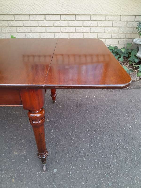 Victorian Mahogany Extension Table On Castors (8 Seater)