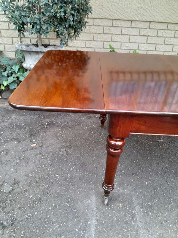 Victorian Mahogany Extension Table On Castors (8 Seater)