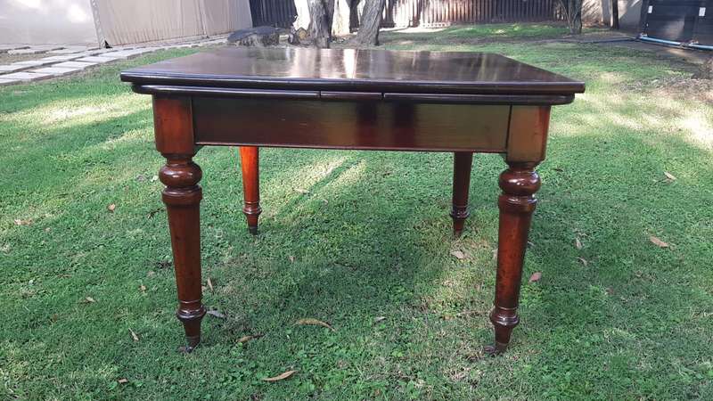 Victorian Mahogany Extension Table On Castors (8 Seater)