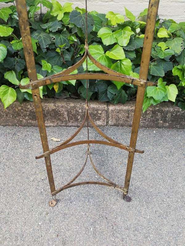 Large Metal Pot Stand