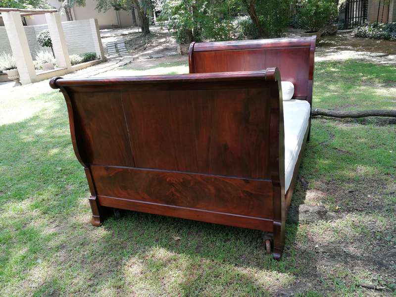 A French Flame Mahogany Lit-En-Bateau / Daybed on Wooden Castors. Circa 1950