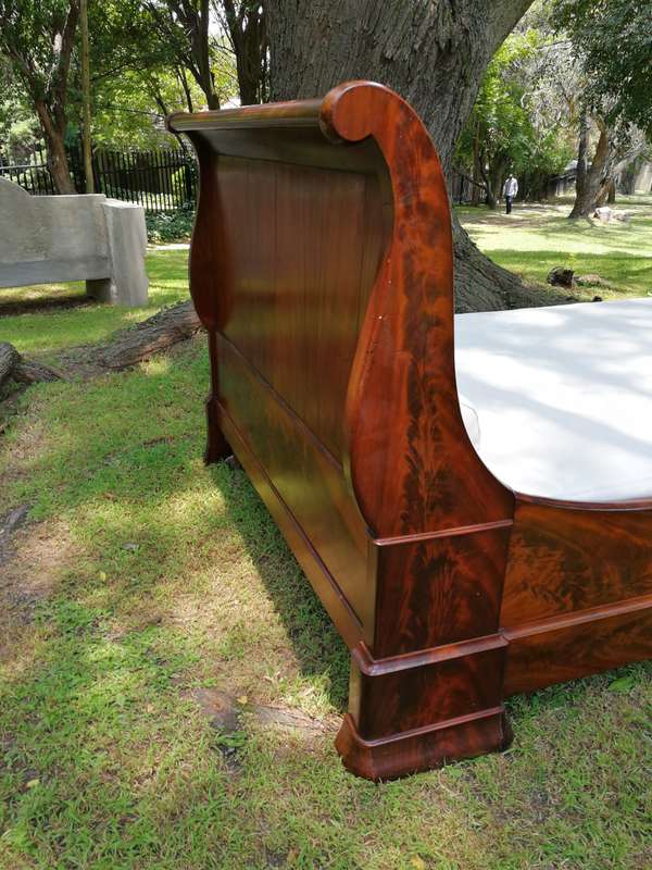 A French Flame Mahogany Lit-En-Bateau / Daybed on Wooden Castors. Circa 1950
