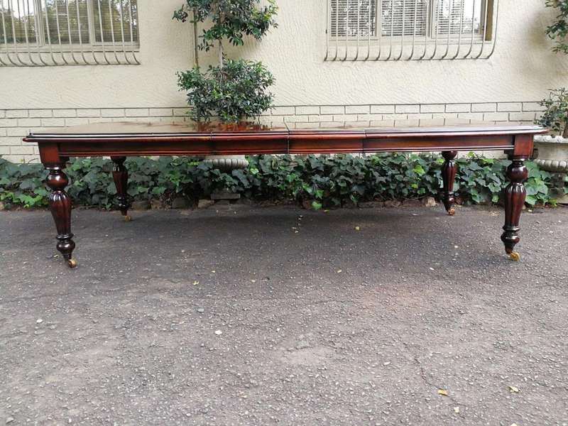Excellent Victorian Style Mahogany Extending Dining table with brass casters