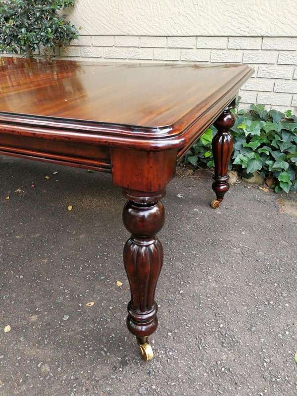 Excellent Victorian Style Mahogany Extending Dining table with brass casters