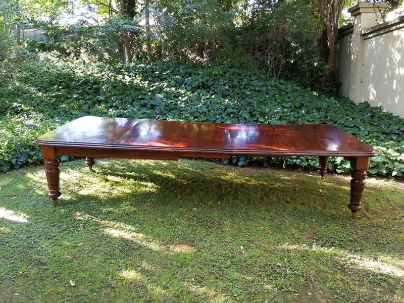 Victorian Mahogany Dining Table (1012-Seater)