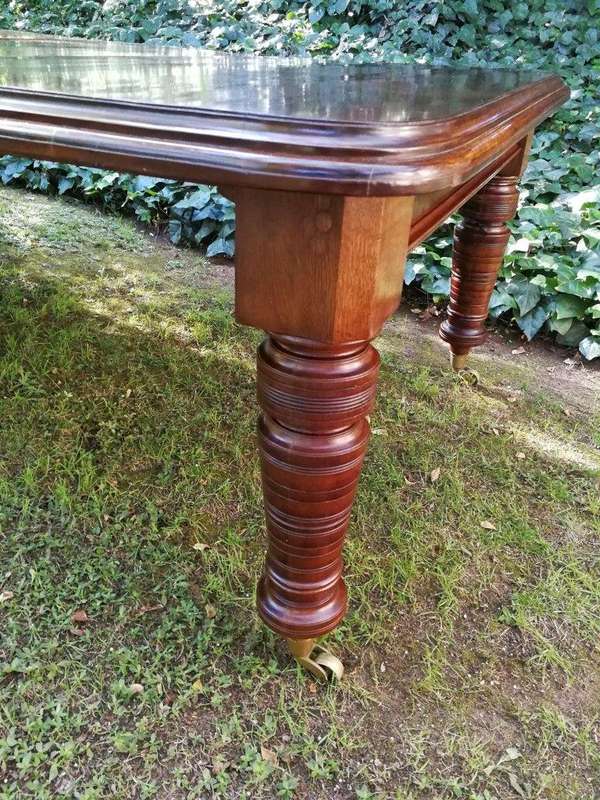 Victorian Mahogany Dining Table (1012-Seater)