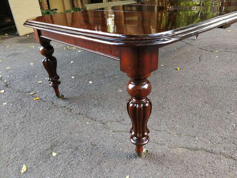 Victorian mahogany almost 3 meter twelve-seater extending dining table on castors