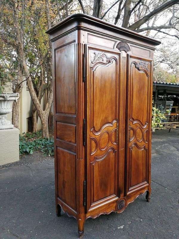 A Late 18th/early 19th century French Provincial Oak Armoire