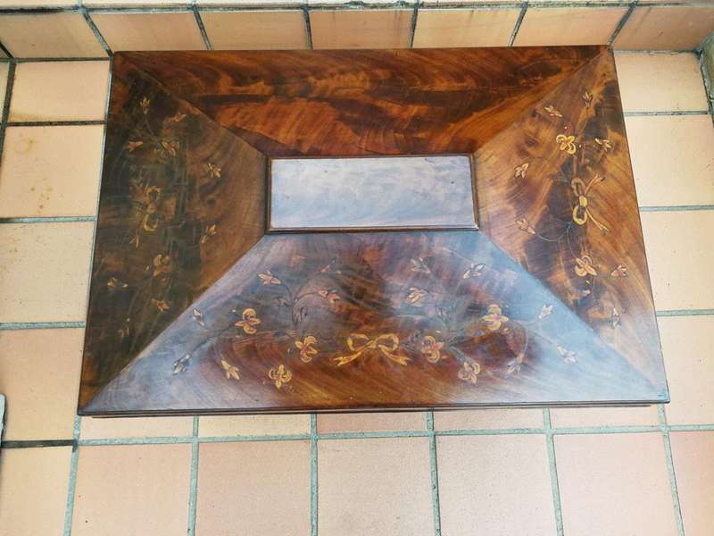 A Georgian Flamed Mahogany and Inlaid Cellarette