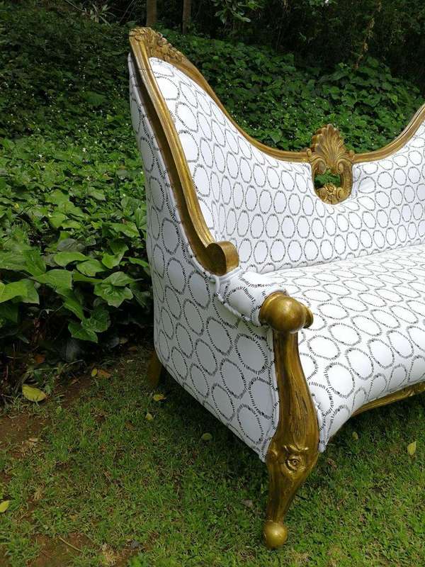 A 20th century, Victorian-style Gilt-painted Carved settee