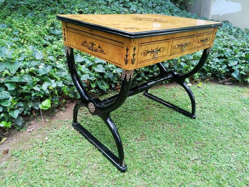 A 20th Century French-style Kingwood With Marquetry Table With Three Drawers - ND