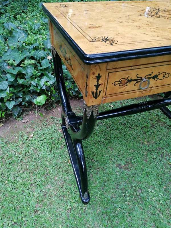 A 20th Century French-style Kingwood With Marquetry Table With Three Drawers - ND
