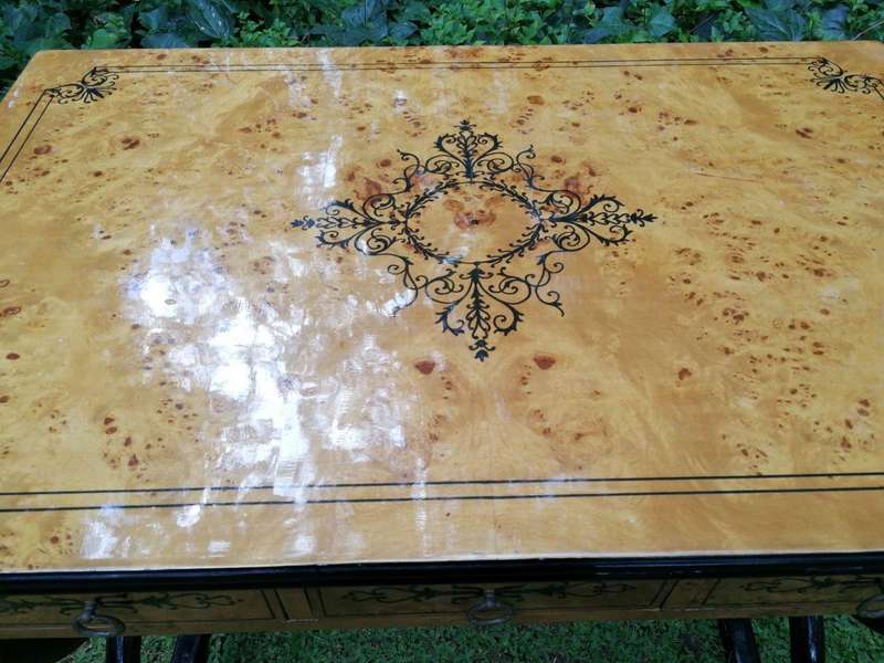A 20th Century French-style Kingwood With Marquetry Table With Three Drawers - ND