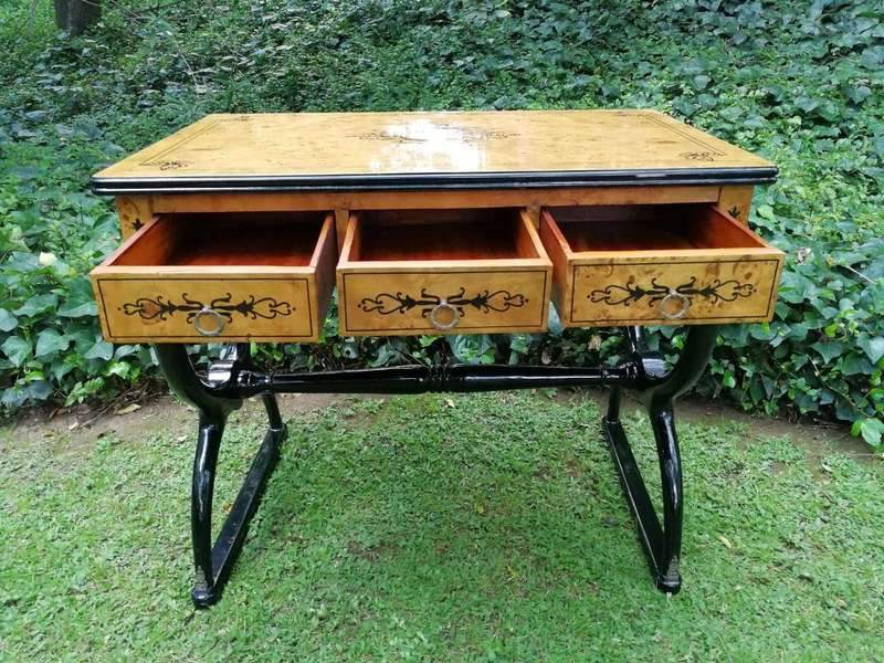 A 20th Century French-style Kingwood With Marquetry Table With Three Drawers - ND