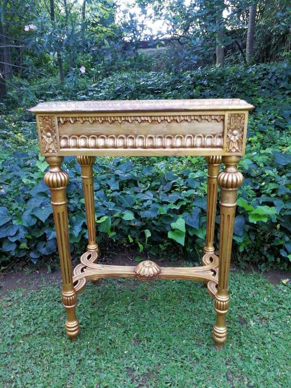 A 20th Century French Style Gilt-Paint Carved Table Vitrine
