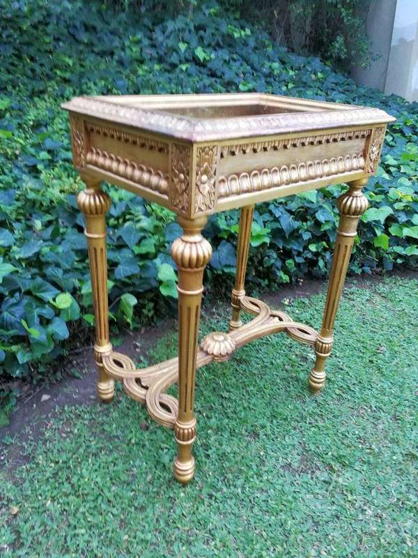 A 20th Century French Style Gilt-Paint Carved Table Vitrine