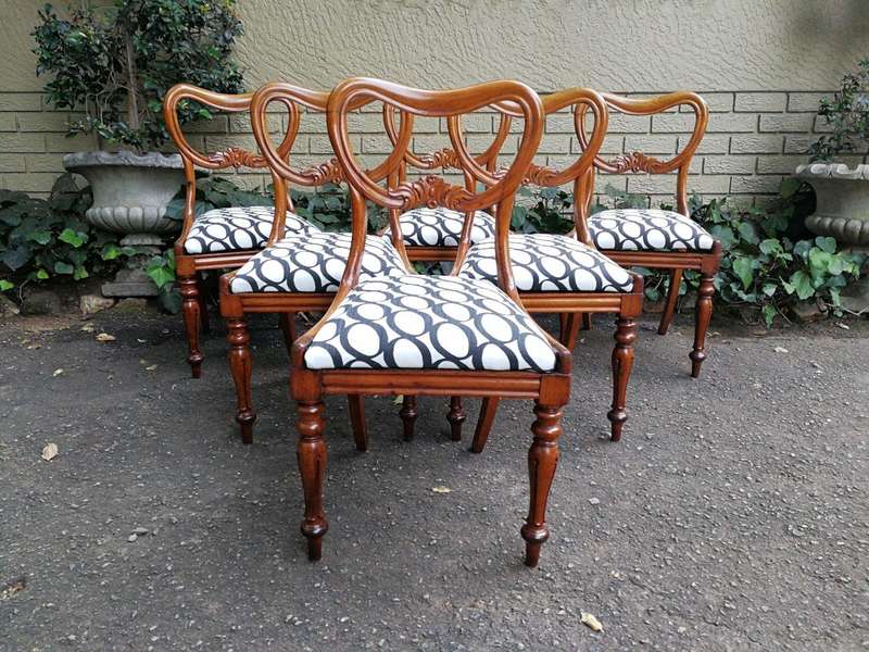 A 19th Century Circa 1890 Set Of Six Victorian Mahogany Bustle Back Chairs