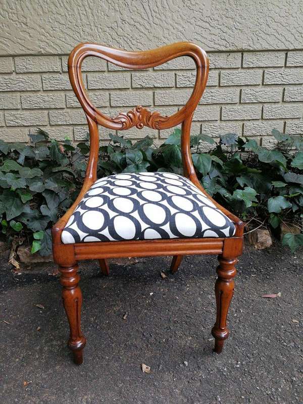 A 19th Century Circa 1890 Set Of Six Victorian Mahogany Bustle Back Chairs