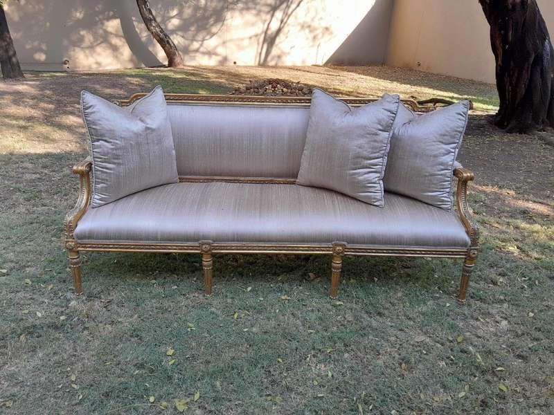 A 20th Century French Style Carved Gilt Wood Settee