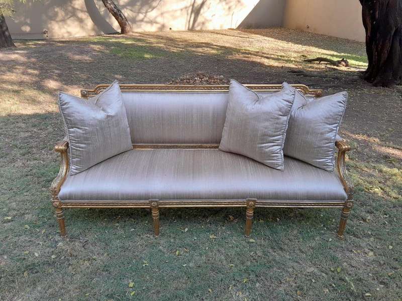 A 20th Century French Style Carved Gilt Wood Settee