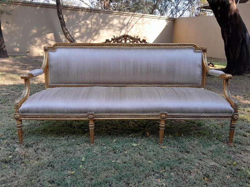 A 20th Century French Style Carved Gilt Wood Settee
