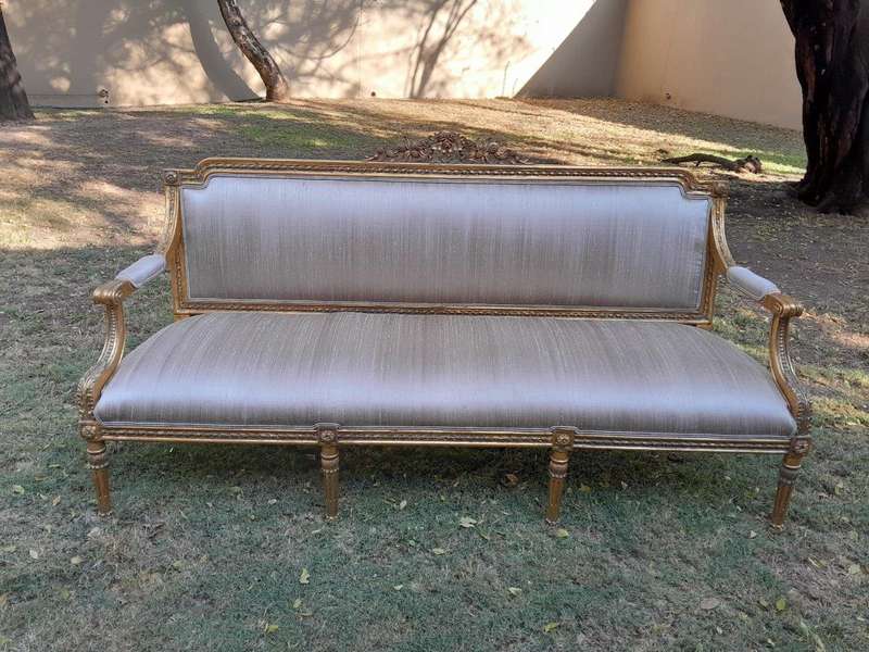 A 20th Century French Style Carved Gilt Wood Settee
