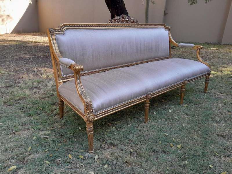 A 20th Century French Style Carved Gilt Wood Settee