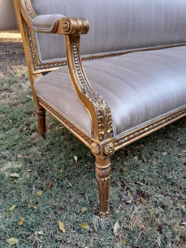 A 20th Century French Style Carved Gilt Wood Settee