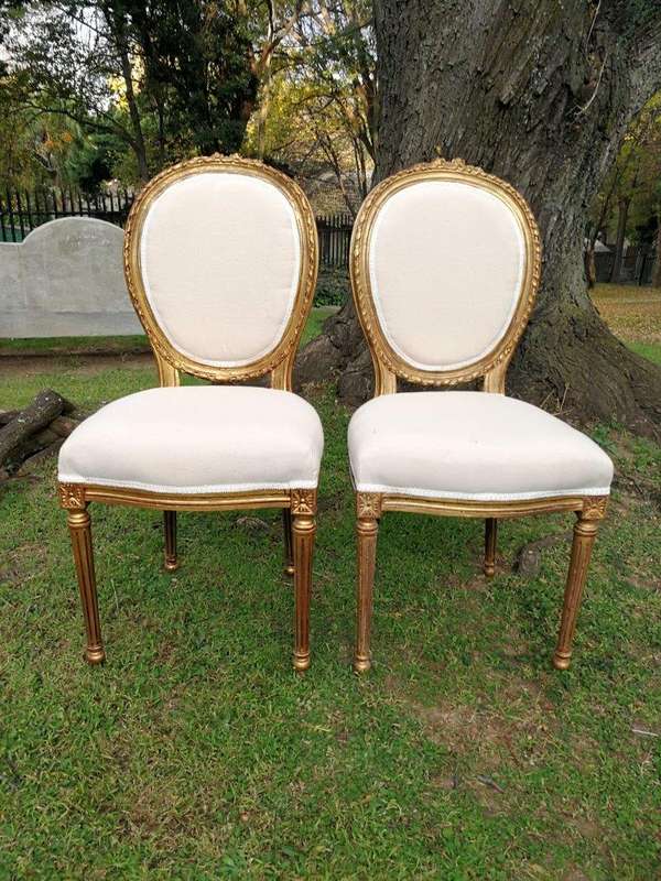 A French Balloon-Back Ornate Chair On Fluted Legs Gilded Dining Chair (Single)