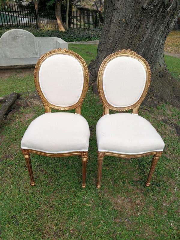 A French Balloon-Back Ornate Chair On Fluted Legs Gilded Dining Chair (Single)