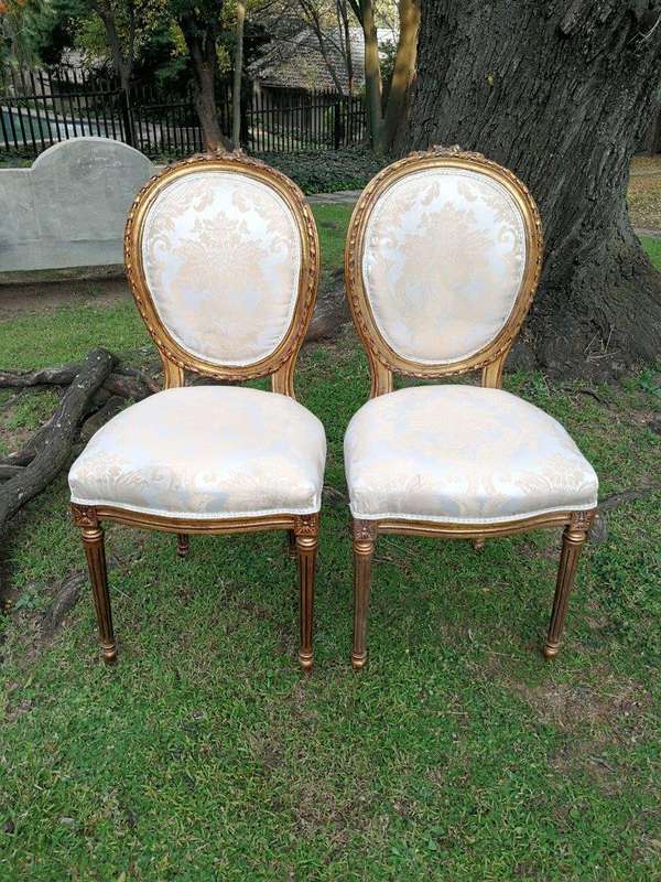 A French Balloon-Back Ornate Chair On Fluted Legs Gilded Dining Chair (Single)