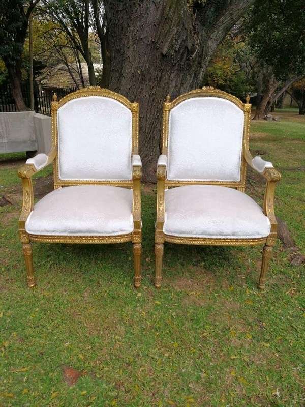 A French Style Giltwood Ornate 3 Piece Longue Suite On Fluted Feet