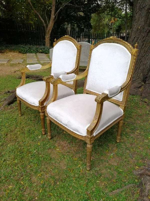 A French Style Giltwood Ornate 3 Piece Longue Suite On Fluted Feet
