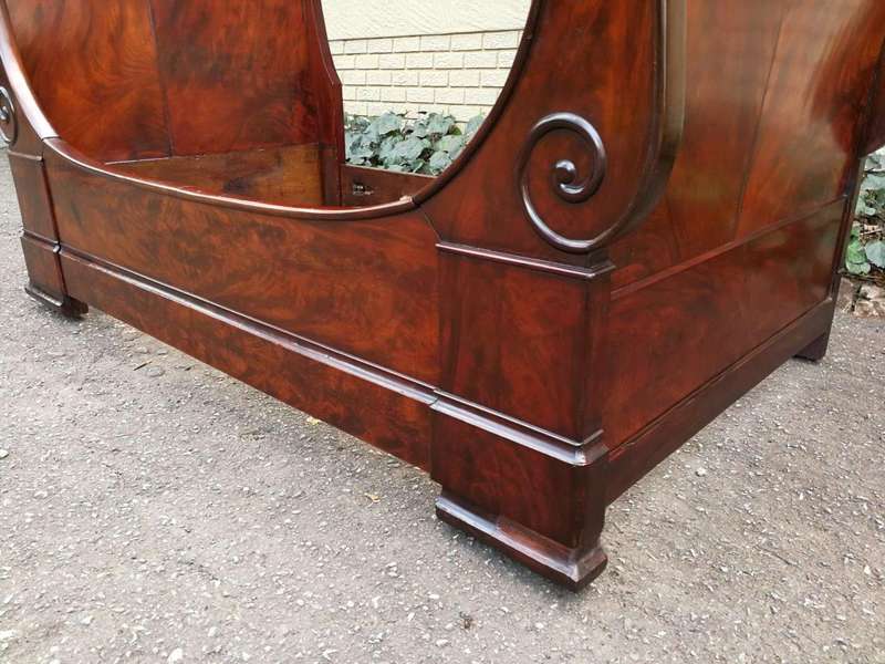 A 19th Century French Mahogany Lit Bateau/Day-Bed