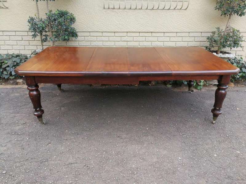 A 19th Century Late Victorian Mahogany Extending Dining Table on Brass Castors with Crank Handle