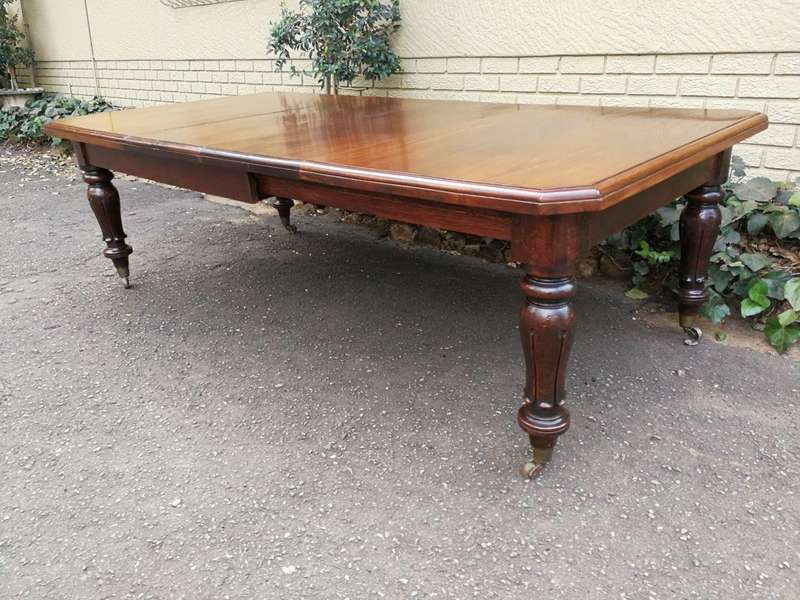 A 19th Century Late Victorian Mahogany Extending Dining Table on Brass Castors with Crank Handle