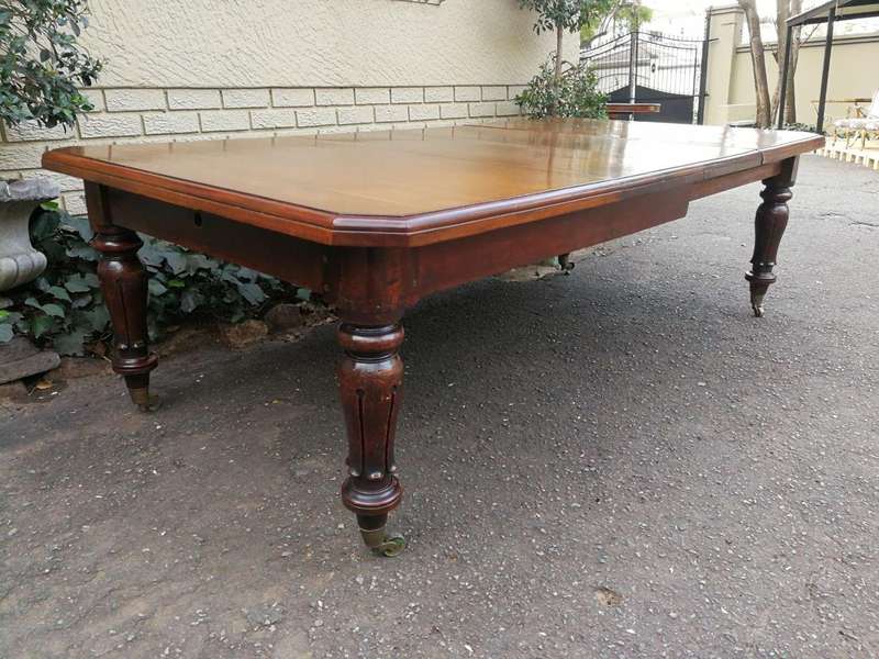 A 19th Century Late Victorian Mahogany Extending Dining Table on Brass Castors with Crank Handle