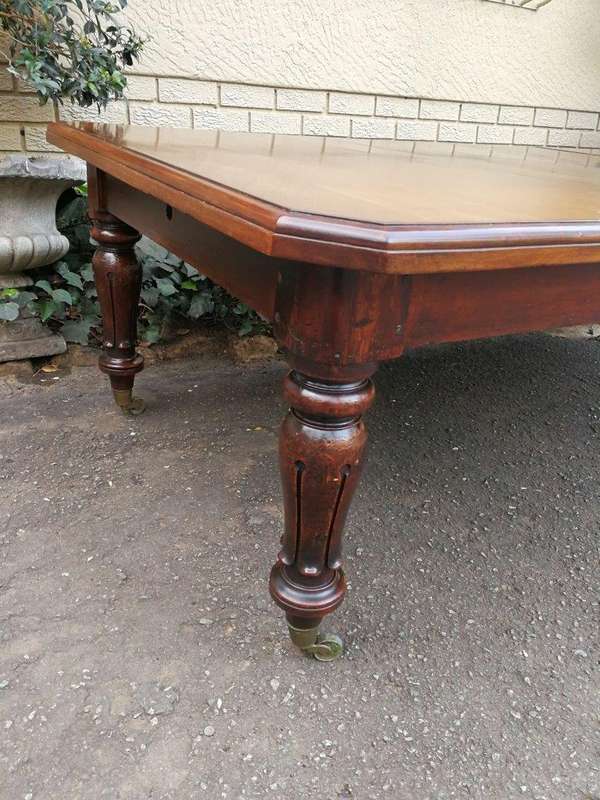 A 19th Century Late Victorian Mahogany Extending Dining Table on Brass Castors with Crank Handle