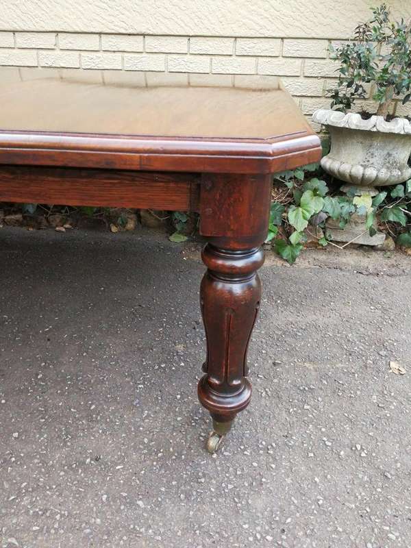 A 19th Century Late Victorian Mahogany Extending Dining Table on Brass Castors with Crank Handle