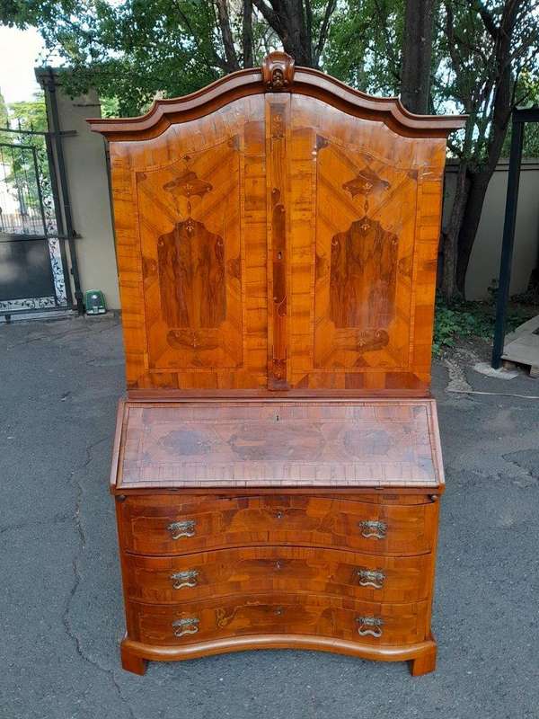 An Early 19th Century Walnut Inlaid Bureau / Secretaire / Bookcase