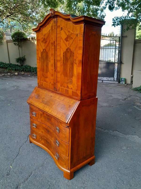 An Early 19th Century Walnut Inlaid Bureau / Secretaire / Bookcase