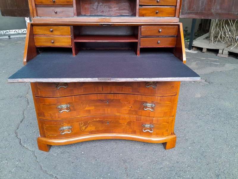 An Early 19th Century Walnut Inlaid Bureau / Secretaire / Bookcase